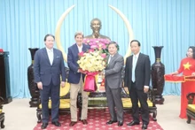 槟椥省领导向约翰·克里特使赠送鲜花。（图片来源：西贡解放报）