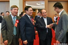 国会主席王廷惠，国会主席阮生雄和各位代表。