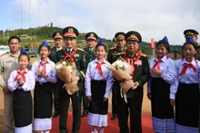 潘文江大将，占沙蒙·占雅拉大将和巴航小学和初中学校学生。（图片来源：quankhu2.vn）