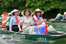 国会副主席阮氏清和澳大利亚联邦议会参议长苏·莱恩斯参观长安名胜群。（图片来源：baoninhbinh.org.vn）