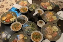 案件发生现场的餐桌。（图片来源：越通社）