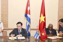 越南国会主席王廷惠同古巴全国人民政权代表大会主席埃斯特万•拉索•埃尔南德斯签署关于成立越南国会与古巴全国人民政权代表大会之间的议会合作机制的协议。
