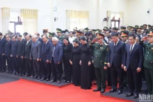 各位代表默哀一分钟，悼念原国家主席陈德良。