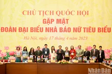 国会主席王廷惠向女新闻工作者赠送纪念品。