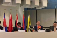 越南驻比利时大使阮文草（右二）与会。（图片来源：越通社）