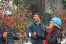 人民纷纷前往广霸花市购买鲜花。