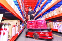 在越南电信邮政股份总公司（Viettel Post）仓库使用机器人。 (登英 摄)