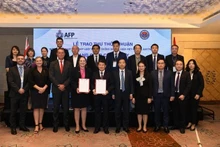越南与澳大利亚就合作打击毒品犯罪签署协议书。（图片来源：人民军队报）