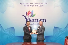 阮重庆局长向罗伯特•布拉德利副总裁赠送纪念品。