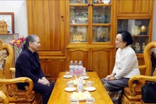 娜丽·西苏里女士和吴氏敏女士。（图片来源：越通社）