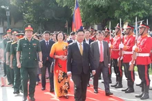 越南驻柬埔寨大使阮辉增及代表团缅怀各位英雄烈士。