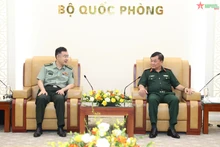黄春战上将会见中国驻越南武官潘涛大校。（图片来源：人民军队报）