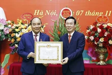 武文赏同志向阮春福主席授予40周年党龄纪念章 。（图片来源：越南共产党报）