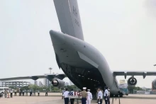 美军遗骸交接仪式在岘港市举行。（图片来源：人民军队报）