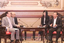 胡志明市人民委员会主席潘文买会见帕斯卡尔·索里奥特先生。（图片来源：越通社）