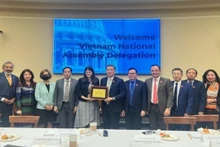 黎光辉先生与美国众议院科学，空间与技术委员会代表合影。（图片来源：越通社）