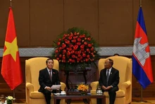 越南国会副主席阮德海会见柬埔寨国会主席韩桑林。（图片来源：越通社）