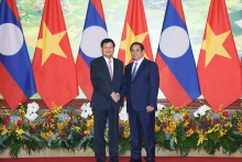 越南政府总理范明正和老挝人民革命党中央总书记、国家主席通伦·西苏。