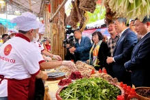 众多人参加2024年河粉节。