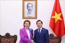 陈红河副总理会见欧洲投资银行 副行长尼古拉·比尔。（图片来源：越通社）