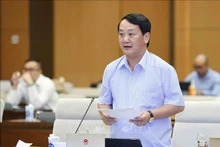 国会民族委员会主任侯阿令在会上陈述报告。（图片来源：越通社）