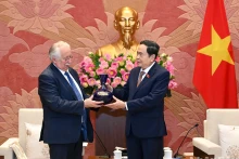 越南国会常务副主席陈青敏向安德烈·弗拉奥先生赠送纪念品。