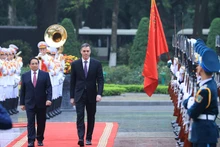 范明正总理与佩德罗·桑切斯首相出席欢迎仪式。（图片来源：baochinhphu.vn）