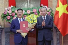 国家主席苏林向新任政府副总理黎成龙授予任命书。（图片来源：越通社）