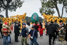 大年初一，河内市还剑湖迎来大量游客。