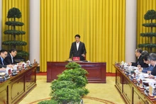 国家主席梁强在会议上发表讲话。