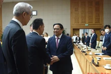 范明正总理会见外资企业代表。