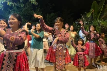 游客在山罗省云湖县云湖乡旅游目的地体验蒙族人的典型民间舞蹈。