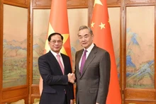 越南政府副总理、外交部长裴青山和中共中央政治局委员、中央外事工作委员会办公室主任、中国外交部部长王毅。（图片来源：dangcongsan.vn）