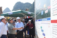 政府总理范明正实地考察了同登（谅山省）—茶岭（高平省）高速公路高平省路段施工进度。