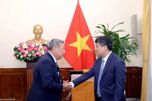 阮明宇副部长会见大阪府友好议员小组主席和田健二。（图片来源：世界与越南报）