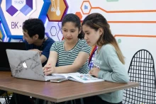 在胡志明市国家大学百科大学读书的菲律宾学生。