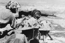 一支机枪单位正在掩护我方冲击队进攻中心区。（图片来源：越通社）