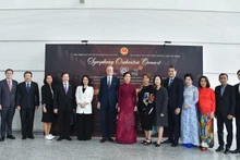 吴芳璃女士和出席越南国家音乐学院、文化体育旅游部与新加坡国立大学杨秀桃音乐学院之间的座谈会的各位代表。（图片来源：越通社）