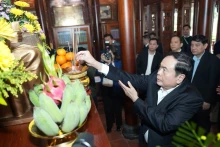 国会主席陈青敏敬香缅怀原越南国家主席黎德英大将。