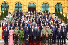 越南国家主席苏林和国家主席办公厅公职人员合影。（图片来源：越通社）