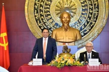 越南政府总理范明正会见越南驻中国大使馆工作人员。