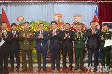 双方代表合影。（图片来源：qdnd.vn）