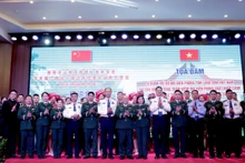 双方代表合影。（图片来源：bienphong.com.vn）
