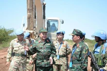 黄春战上将视察由越南一号工兵队施工的工程。（图片来源：人民军队报）