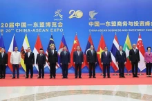 越南政府总理范明正和各位代表出席开幕式。（图片来源：越通社）
