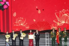 国会主席陈青敏代表党和国家领导向广义省委、省政府和人民授予一级劳动勋章。
