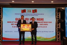 巴地头顿省越中友好协会会长黄文名向中国驻胡志明市总领事魏华祥赠送纪念品。（图片来源：越通社）