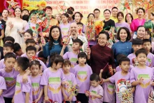吴芳璃女士、娜丽•西苏里女士和贝拉儿童村孩子。（图片来源：越通社）