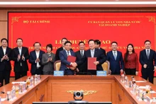 将国资委的国有资产所有权代表权限、责任转移到财政部的仪式。（图片来源：baoxaydung.com.vn）