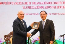 胡志明市市委书记阮文年向罗伯托·莫拉莱斯·奥赫达先生赠送纪念品。（图片来源：nld.com.vn）